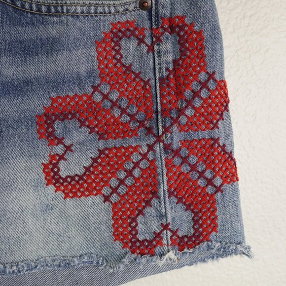 Lucky Brand Mid Rise Boyfriend Denim Shorts 12/31 Floral Heart Embroidery - Picture 3 of 13